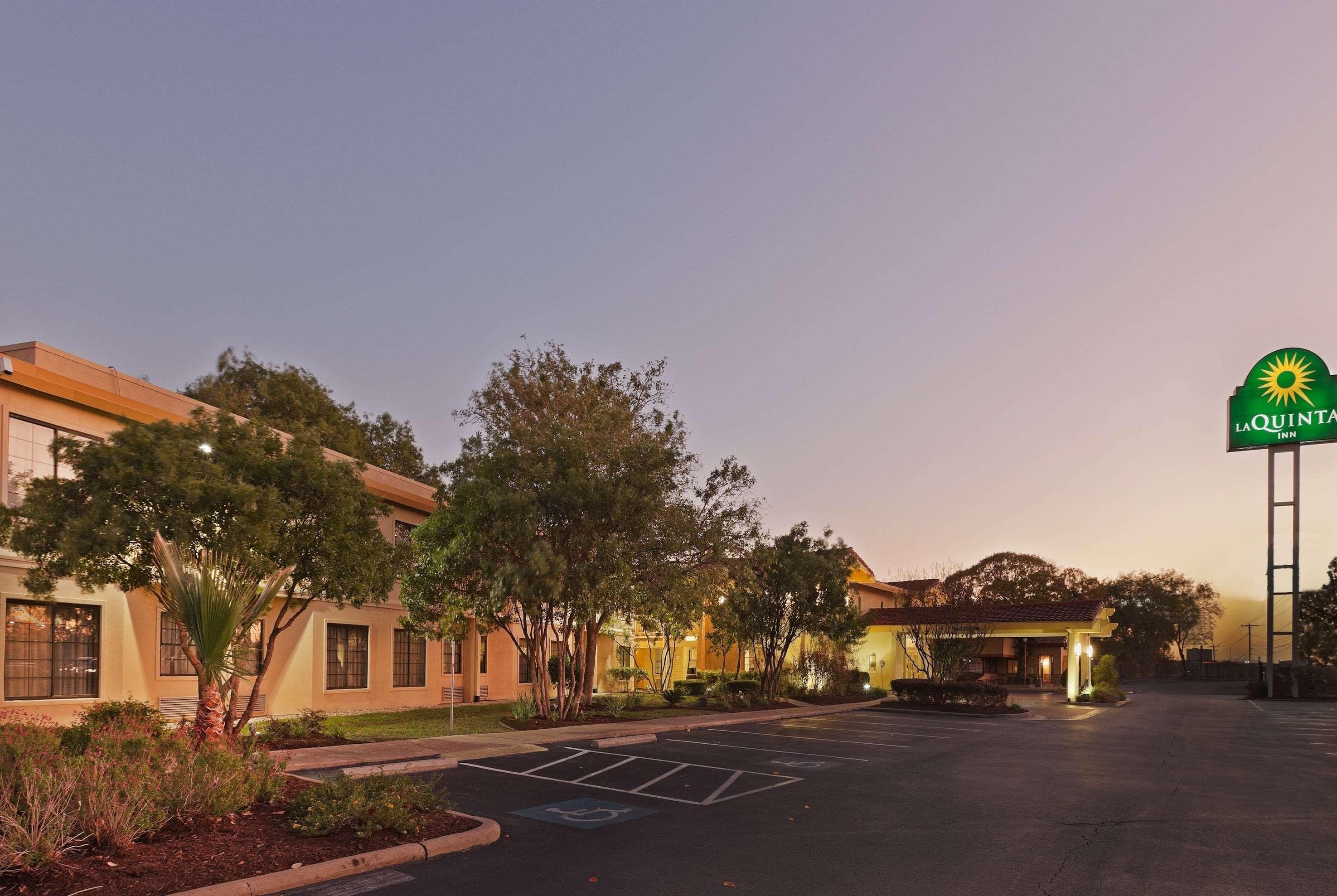 La Quinta Inn By Wyndham Austin Oltorf Bagian luar foto